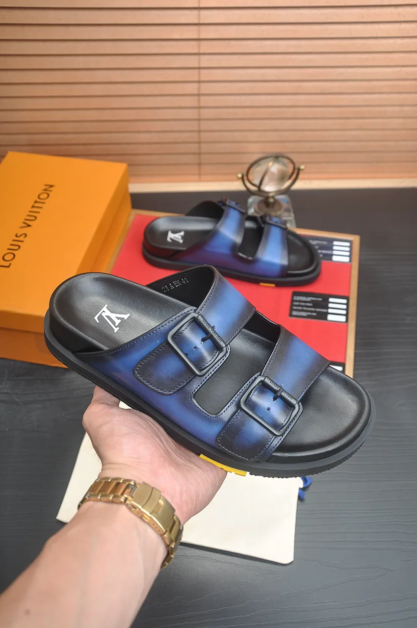 Men's shoes 💰400💶 [Louis Vuitton LV slippers] (high-end cowhide) counter 1:1 fashion style, a must-have for summer! The designer used LV’s iconic outsole. The original simple slippers instantly become fashionable! The upper is made of flexible special cowhide leather straps alternately, and the workmanship is exquisite! A must-have for stylish men in summer, size 38-45 (45 customized)